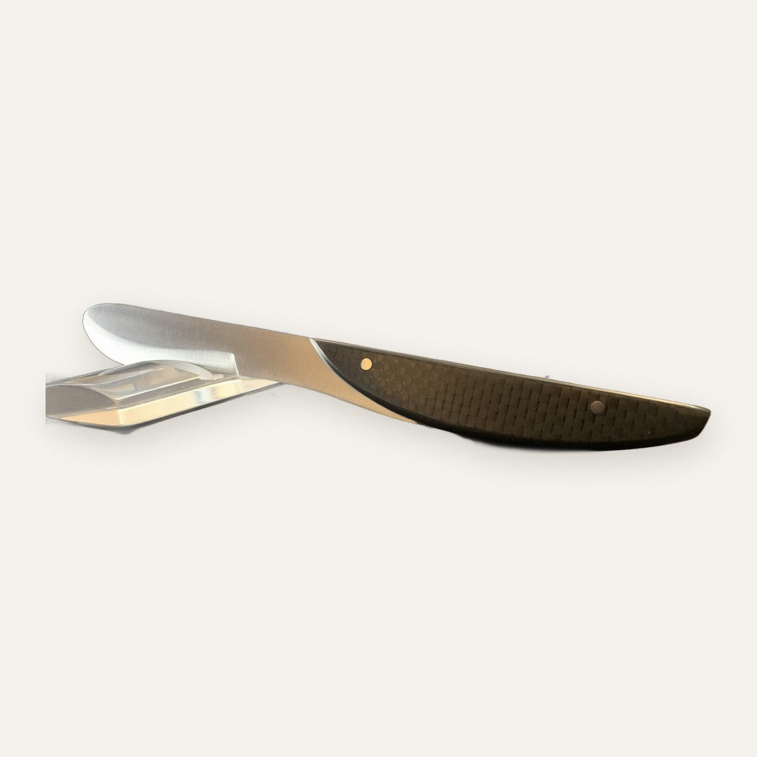 Couteau à beurre Neptunia, manche carbone, fabrication artisanale à Thiers