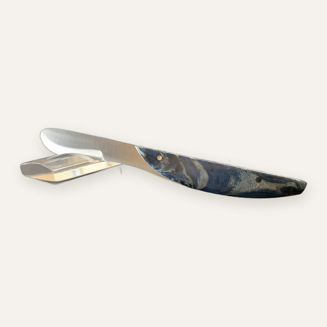 Couteau à beurre Neptunia, manche loupe de frêne stabilisée bleu foncé, fabrication artisanale à Thiers