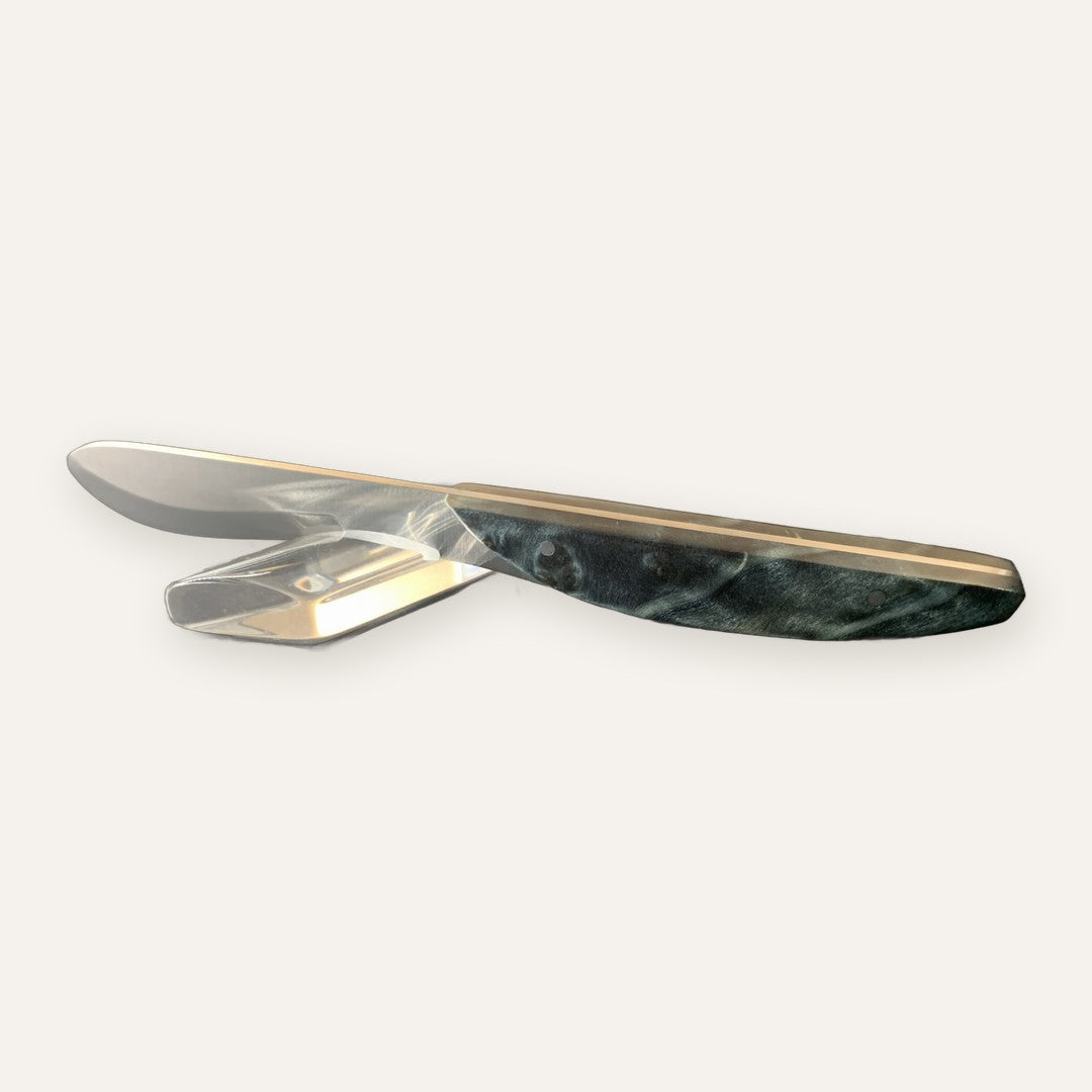 Couteau à beurre Neptunia, manche loupe de frêne stabilisée vert, fabrication artisanale à Thiers