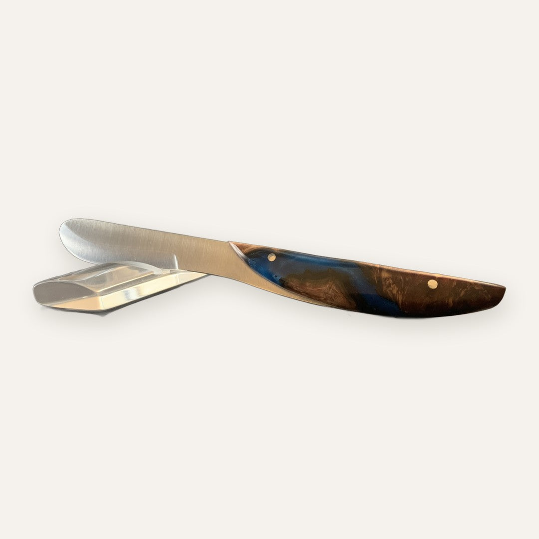 Couteau à beurre Neptunia, manche MBR loupe de peuplier résine bleue, fabrication artisanale à Thiers
