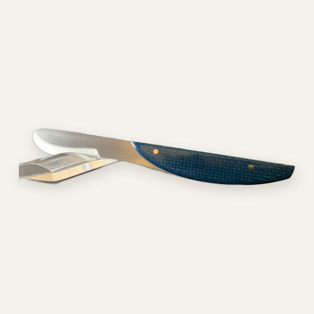 Couteau à beurre Neptunia, manche micarta bleu, fabrication artisanale à Thiers