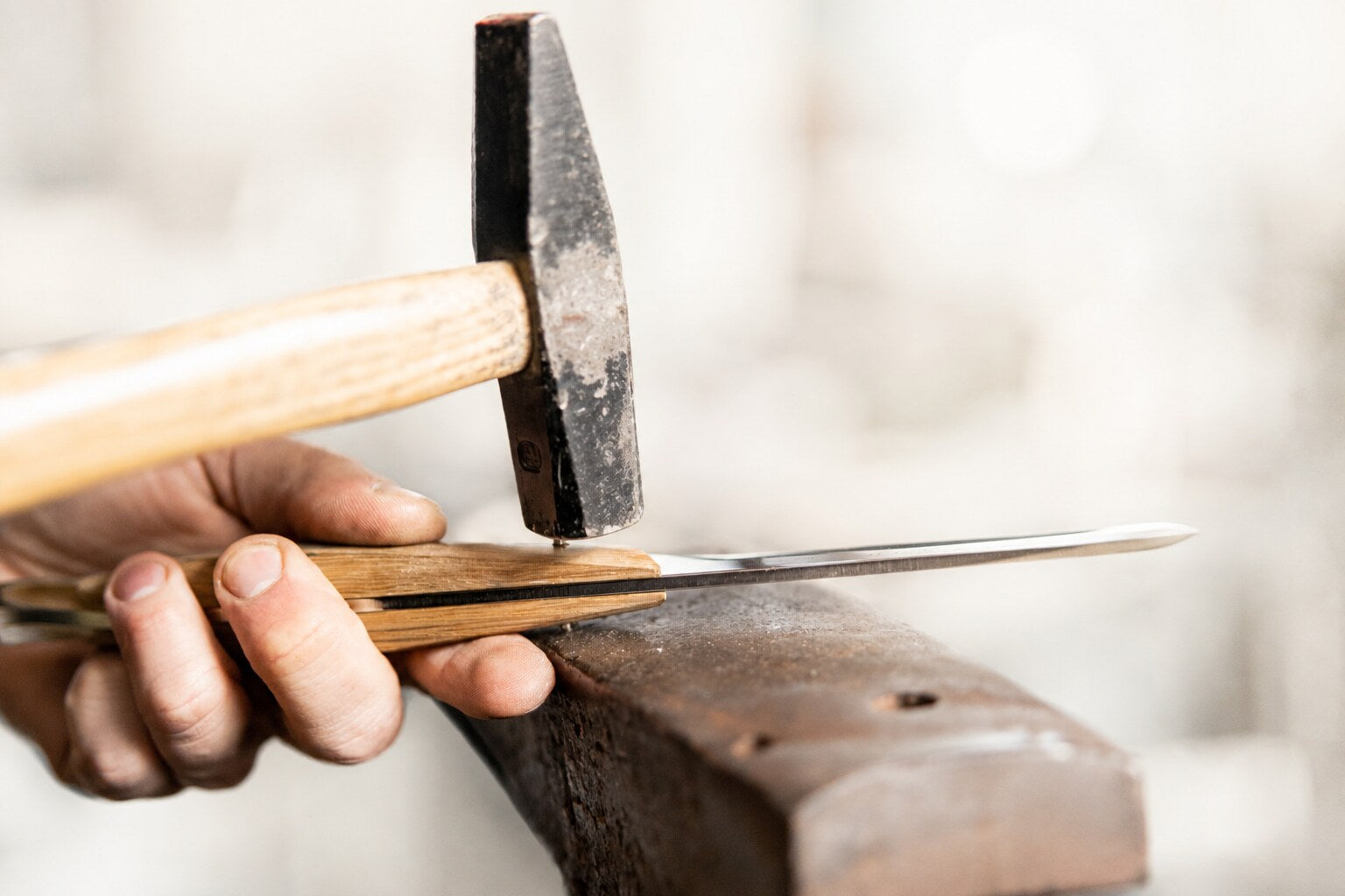 Savoir-faire artisanal — façonnage et sertissage à Thiers — Neptunia