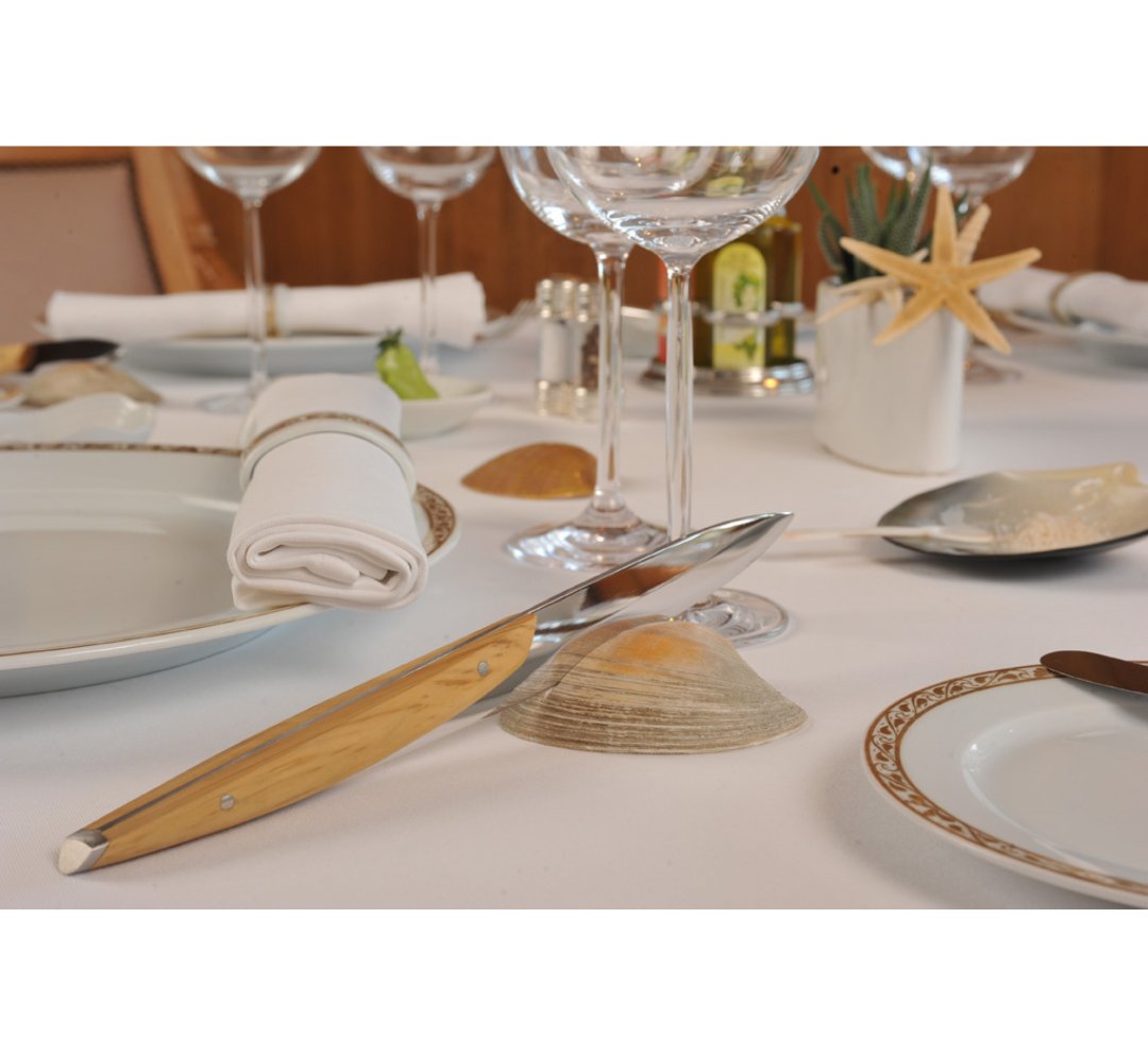 Table de La Vague d'Or — Couteau Carène manche buis — Neptunia