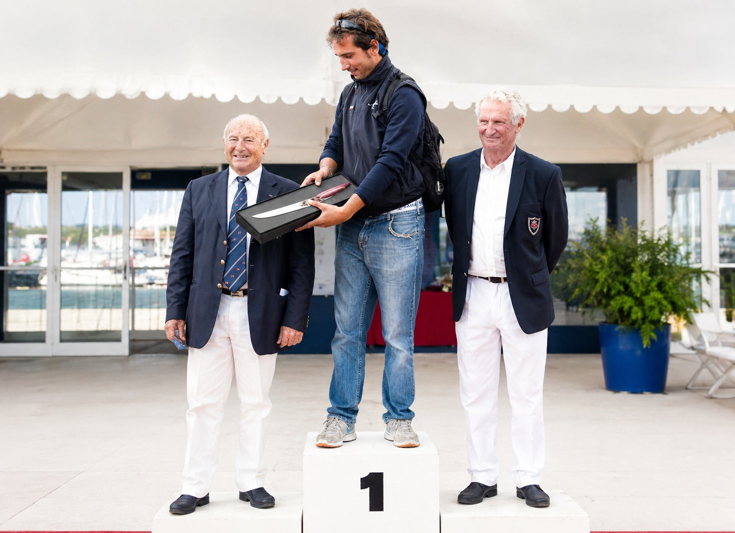 Remise du trophée sur le podium — Neptunia