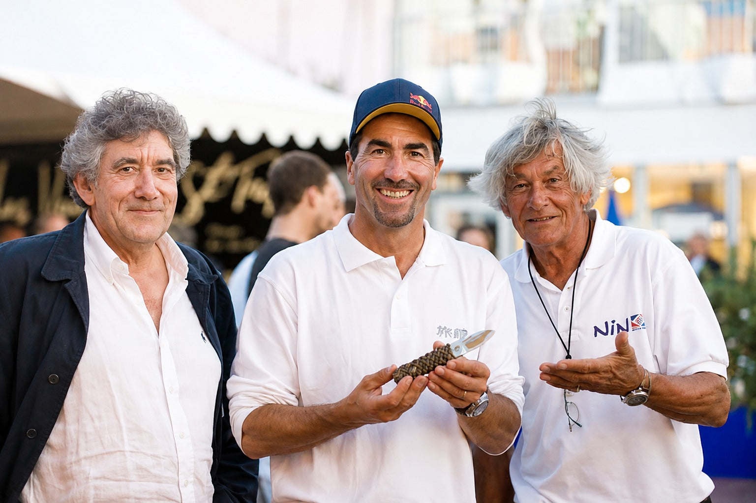 Thierry Henriot, Luc Alphan et Patrick Moreau avec le poignard marin M4 — Neptunia